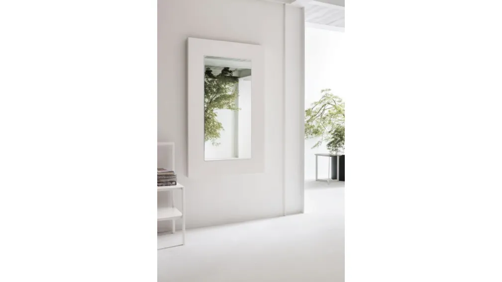 Specchio Dolcevita con cornice in legno laccato poro aperto bianco gesso di Tomasella