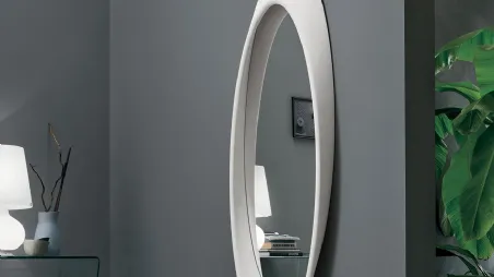 Specchiera Pleasure con cornice in poliuretano verniciato di Target Point