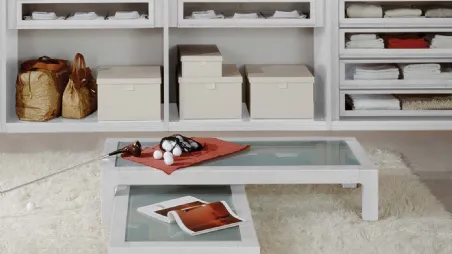 Tavolino Iride line con top in vetro e struttura in legno laccato bianco di Fratelli Elli