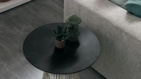 Tavolino Brigitte con struttura in metallo e top in materico rovere carbone di Tomasella