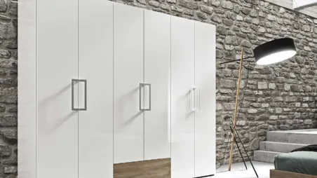 Armadio con ante battenti in laccato bianco lucido con inserto in legno Anta Liscia 02 di Mab