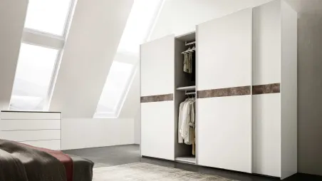Armadio con ante scorrevoli in laccato bianco opaco con fascia decorativa orizzontale Doppia di Mab