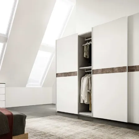 Armadio con ante scorrevoli in laccato bianco opaco con fascia decorativa orizzontale Doppia di Mab