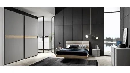 Armadio con ante scorrevoli in laccato opaco con fascia decorativa orizzontale in legno e maniglia integrata Partition di Mab