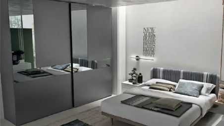 Armadio Cristal in laccato opaco antracite con ante specchio grigio e grigio satinato di Tomasella
