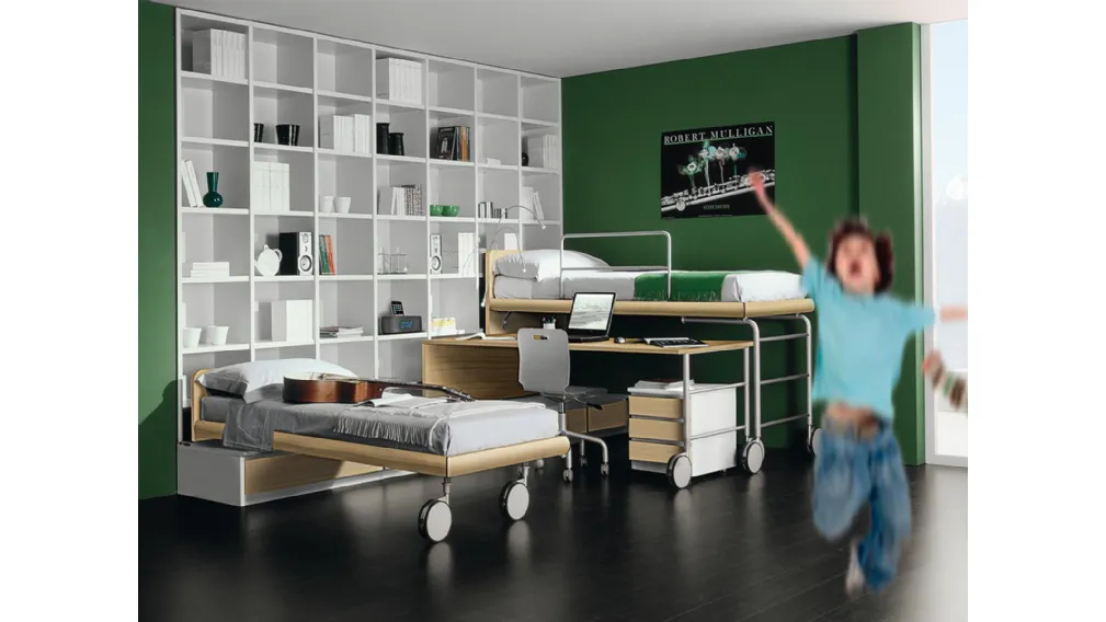 Cameretta salvaspazio Camere composizione 01 in laccato e legno con letto e scrivania scorrevoli di Fratelli Elli