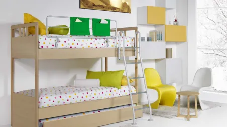 Cameretta in legno con terzo letto estraibile Castelli composizione 02 con mobile sospeso laccato di Fratelli Elli