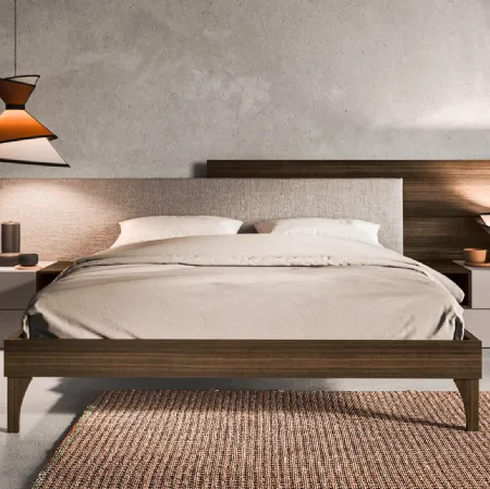 Letto con testiera imbottita in tessuto e legno con struttura in legno Boiserie di Mab
