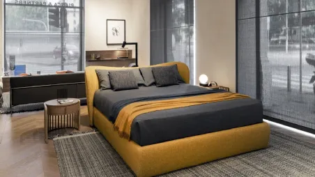 Letto Embrace in tessuto con testiera di Pianca