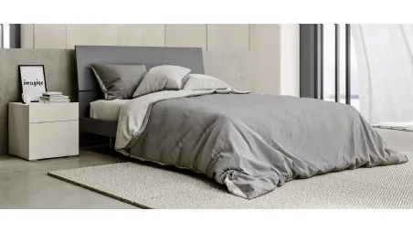 Letto composto da pannelli accostati con inclinazioni differenti con contenitore e testiera Xential di Mab
