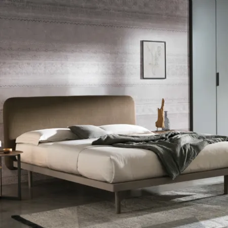 Letto Milly con testiera rivestita in tessuto di Tomasella
