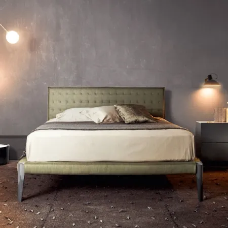 Letto in tessuto con testiera trapuntata Spillo di Pianca