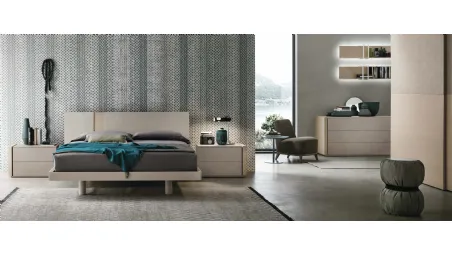 Letto con testiera in laccato opaco bianco gesso e inserto materico nodato scuro Tablet di Tomasella