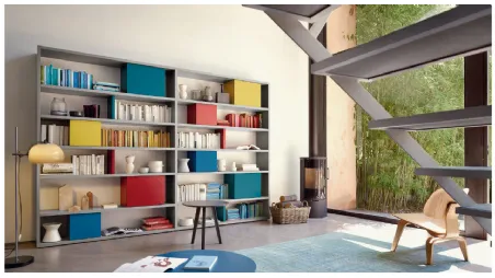 Libreria design a muro in laccato opaco colorato con pensili Comp M5C84 di Sangiacomo
