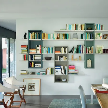 Libreria sospesa componibile Modo M6C78 in laccato opaco di Sangiacomo