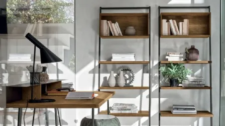 Libreria a muro in metallo con ripiani in materico nodato scuro Movida di Tomasella