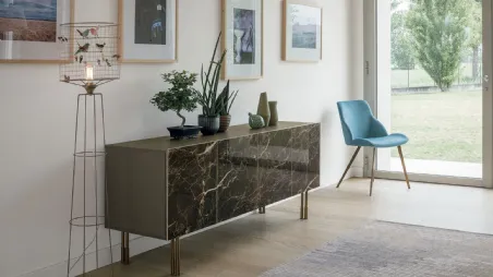 Madia Artemide in laminato con ante in gres porcellanato effetto marmo e piedini in metallo di Target Point