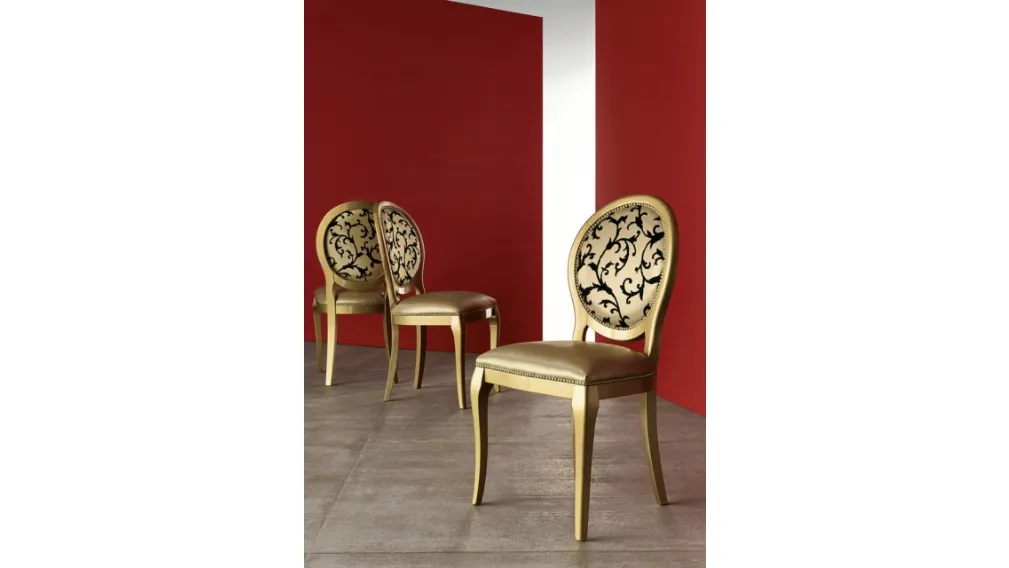 Sedia Adelaide con seduta e schienale imbottiti in ecopelle e struttura in faggio laccato di Veneta Cucine