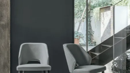 Sedia Adele in ecopelle con struttura in rovere carbone di Tomasella