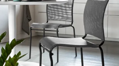 Sedia in metallo con rivestimento in tessuto traspirante Air di Connubia