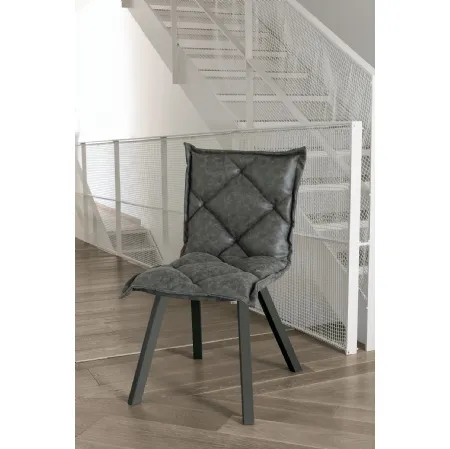 Sedia imbottita e trapuntata Digione con struttura in metallo verniciato e seduta in morbido Soft Touch Vintage di Target Point