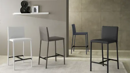 Sgabello Kilt C con struttura in metallo completamente rivestito in ecopelle di Zamagna