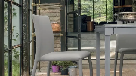 Sedia moderna in metallo rivestita in tessuto Soft-Touch Lily di Target Point