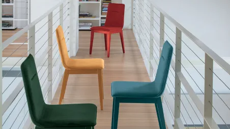 Sedia Lisbona con struttura in legno verniciato e seduta in morbida microfibra effetto velluto di Target Point