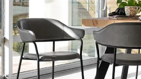 Sedia in ecopelle vintage con struttura in metallo Signorina di Connubia