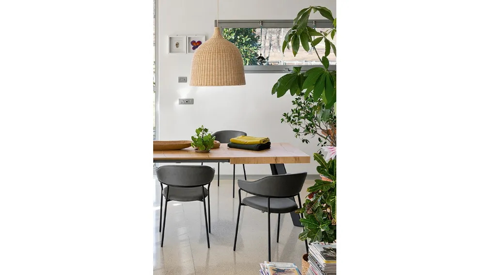 Tavolo allungabile in legno di faggio con top in nobilitato rovere naturale Bold di Connubia