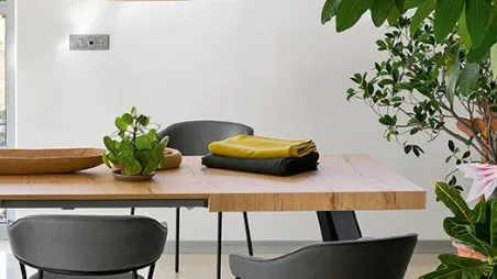 Tavolo allungabile in legno di faggio con top in nobilitato rovere naturale Bold di Connubia