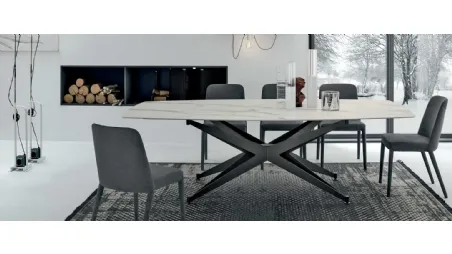 Tavolo Halley con piano in gres e base in metallo laccato antracite di Tomasella