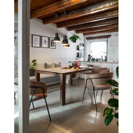 Tavolo allungabile con gambe in legno e top in ceramica Sigma di Connubia