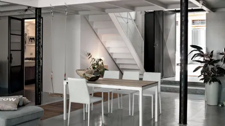 Tavolo allungabile Perigeo con piano in laminato effetto legno e base in metallo verniciato di Target Point