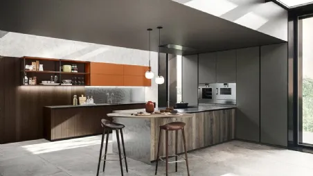 Cucina Moderna in Noce e laccato Caramello con penisola in legno vecchio e top in acciaio Maestrale M07 di Scandola