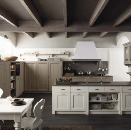 Cucina Classica con penisola in legno con finitura Neve e Nocciola con top in pietra Tabià T01 di Scandola