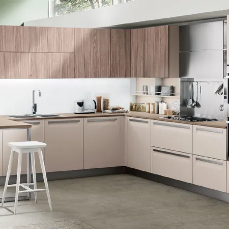 Cucina Moderna Carrera angolare con penisola in laccato Beige di Veneta Cucine