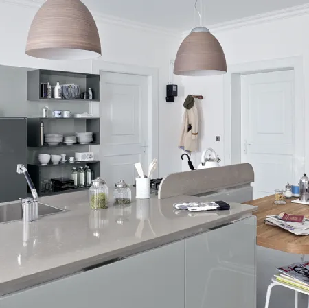 Cucina Moderna con isola Carrera in laccato lucido Grigio Metallo e Vulcano di Veneta Cucine