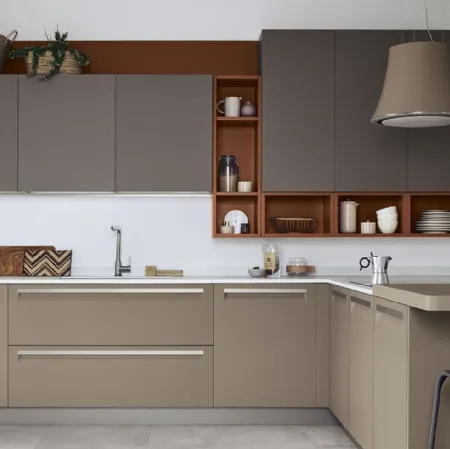 Cucina Moderna Carrera con penisola in laccato Malto e Gianduia di Veneta Cucine