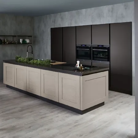 Cucina Moderna lineare Dialogo in Rovere Decapè Argilla e laccato Silk Grigio Piombo di Veneta Cucine