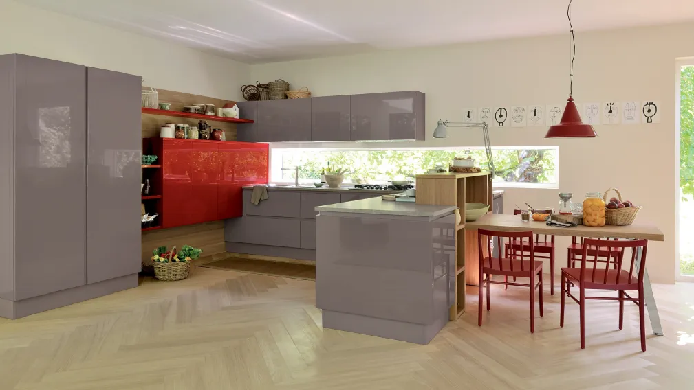Cucina Moderna Extra angolare in laccato lucido Marron Visone e Rosso veneziano di Veneta Cucine