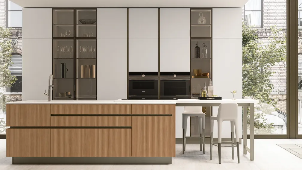 Cucina Moderna Iconica 04 in Canneté Noce Chiaro e Vetro Bianco Puro di Veneta Cucine