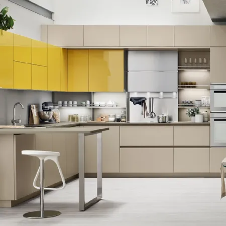 Cucina Moderna Lounge angolare con penisola in laccato Beige Ecru opaco e Giallo Girasole lucido di Veneta Cucine