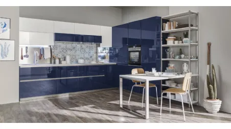 Cucina moderna in laccato lucido blu e bianco Lounge Blu di Veneta Cucine