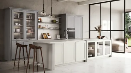 Cucina Moderna con isola in legno massiccio di abete laccato Bianco Fumo e Grigio Polvere Maestrale M08 di Scandola