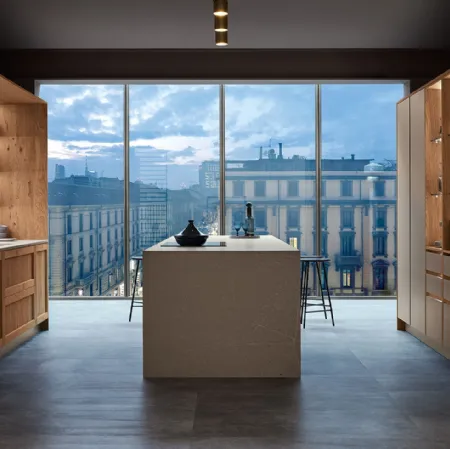 Cucina Moderna Milano con isola in laccato Beige e Rovere Nodoso chiaro di Veneta Cucine