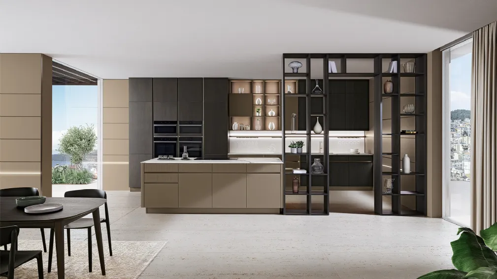 Cucina Moderna con isola Iconica 01 in Vetro Cappuccino liscio e cannettato, basi colonne e pensili in Frassino scuro di Veneta Cucine