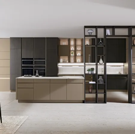 Cucina Moderna con isola Iconica 01 in Vetro Cappuccino liscio e cannettato, basi colonne e pensili in Frassino scuro di Veneta Cucine