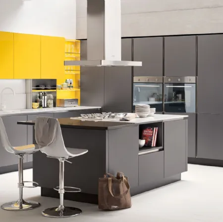 Cucina Moderna Oyster con isola  in laccato metallo liquido Mercurio e pensili in laccato lucido Giallo Girasole di Veneta Cucine