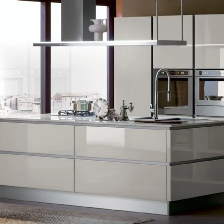 Cucina Moderna Ri flex con isola in vetro laccato lucido Grigio Corda di Veneta Cucine